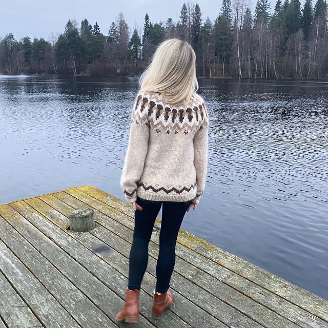 Hand-knitted beige oversized unisex Scandinavian Lopapeysa sweater with a chunky-knit white and dark brown Nordic round yoke, featuring a double crew neck, ribbed cuffs, and hem, made from soft hypoallergenic baby alpaca and merino wool.