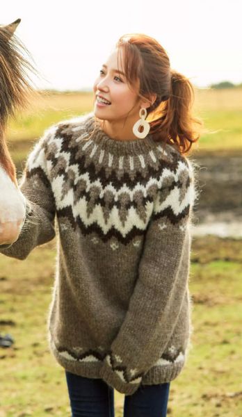 Hand-knitted brown oversized unisex Scandinavian Lopapeysa sweater with a chunky-knit white and dark brown Nordic round yoke, featuring a double crew neck, ribbed cuffs, and hem, made from soft hypoallergenic baby alpaca and merino wool.