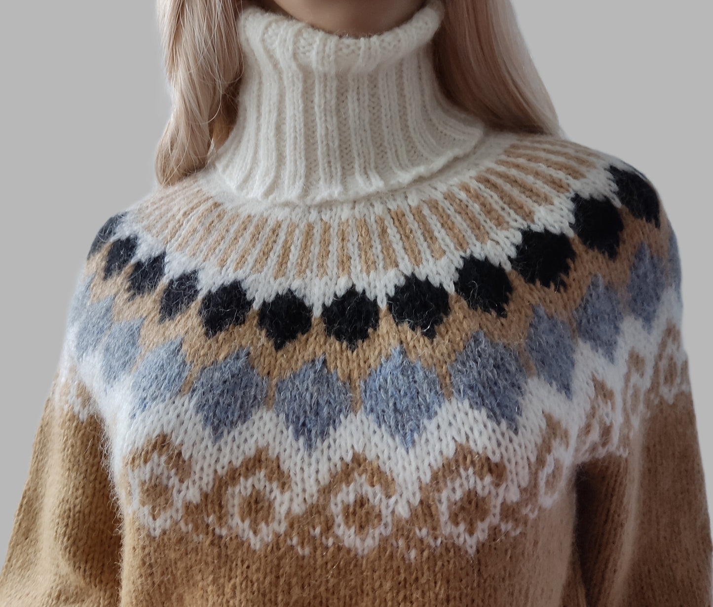 Scandinavian Sweater Lopapeysa Unisex Turtleneck Chunky Knitted in Golden Camel