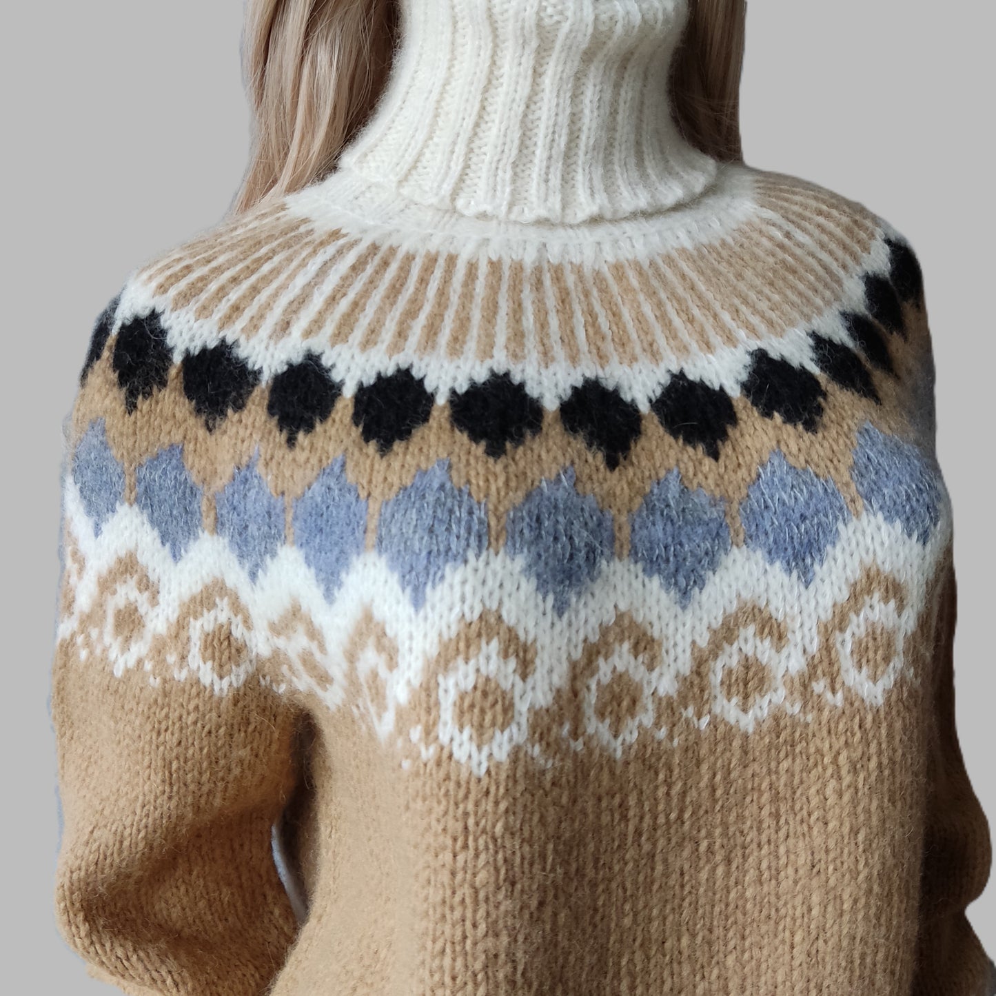 Scandinavian Sweater Lopapeysa Unisex Turtleneck Chunky Knitted in Golden Camel