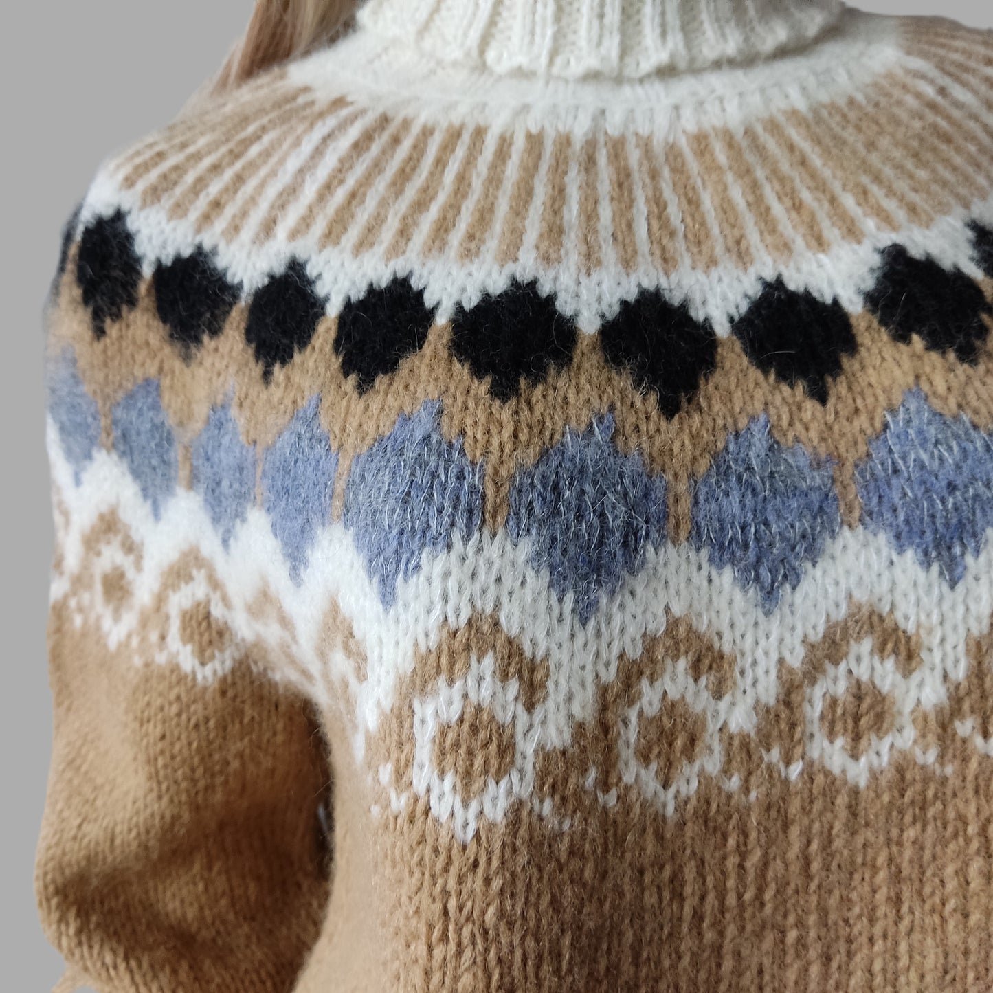Scandinavian Sweater Lopapeysa Unisex Turtleneck Chunky Knitted in Golden Camel
