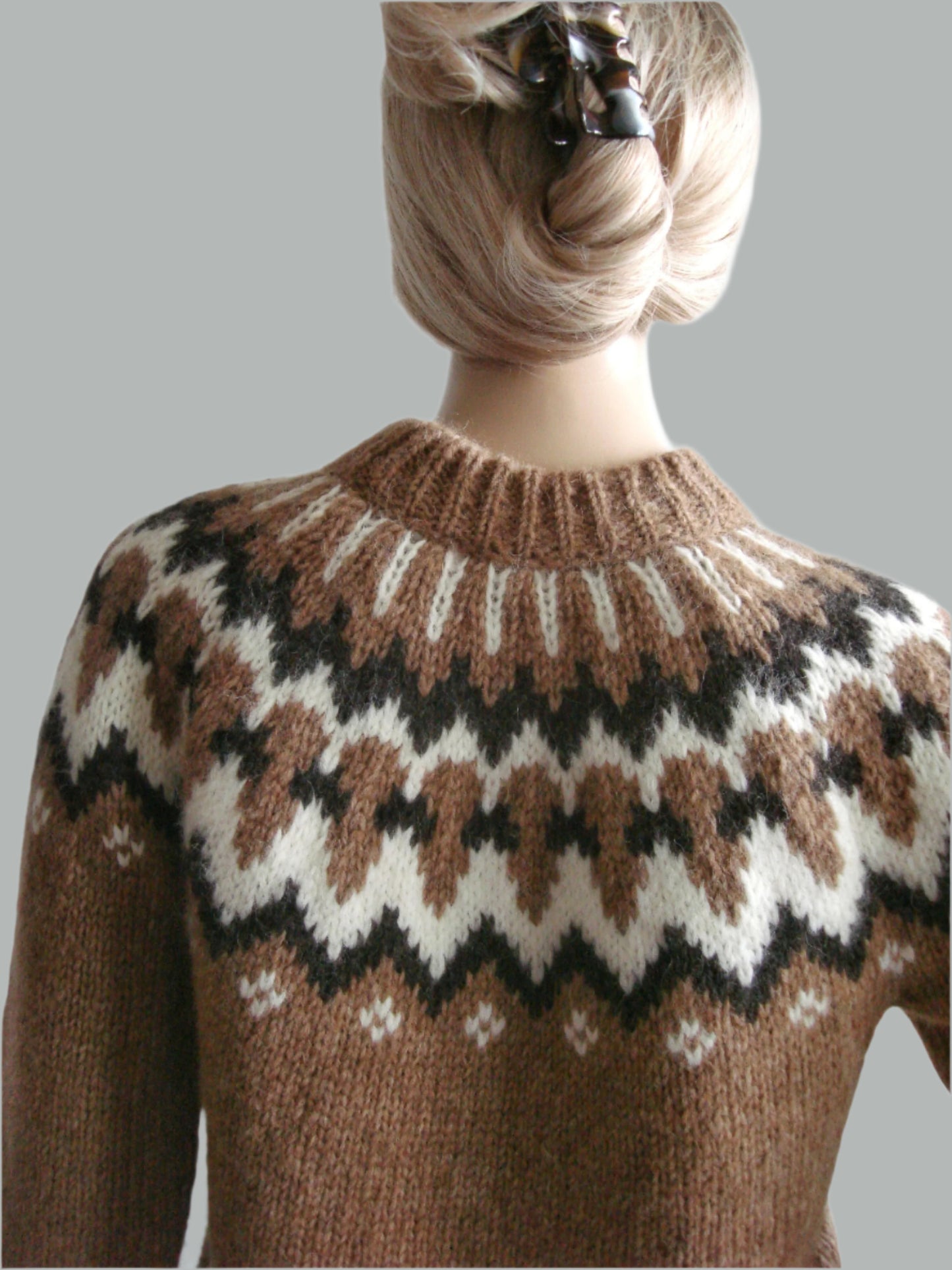 Hand-knitted camel oversized unisex Scandinavian Lopapeysa sweater with a chunky-knit white and dark brown Nordic round yoke, featuring a double crew neck, ribbed cuffs, and hem, made from soft hypoallergenic baby alpaca and merino wool.