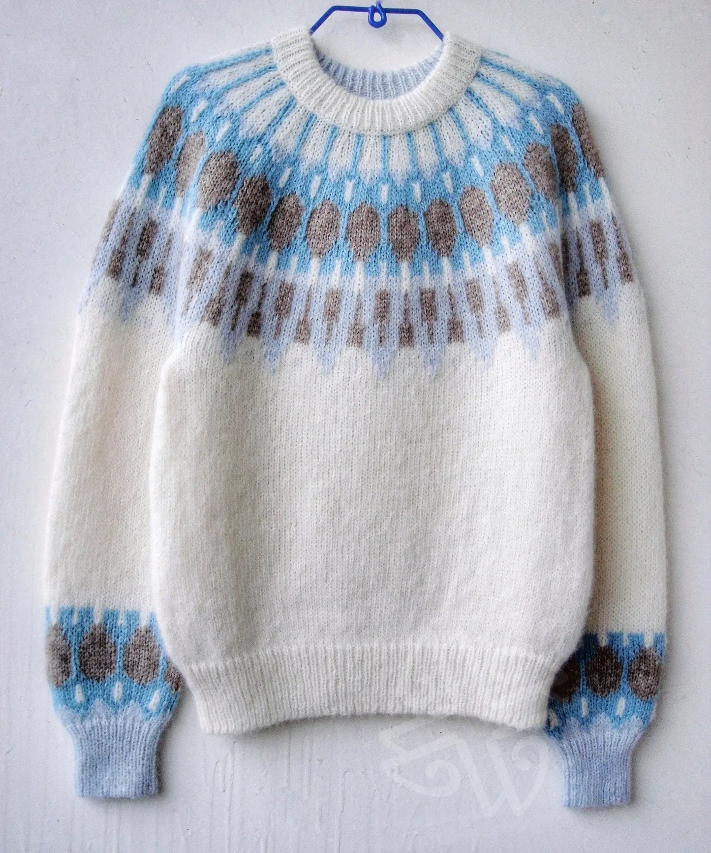 White Womens Scandinavian Sweater Lopapeysa Fair Isle Hand Knitted with a Nordic Beige & Blue Patterned Yoke - EdelWear