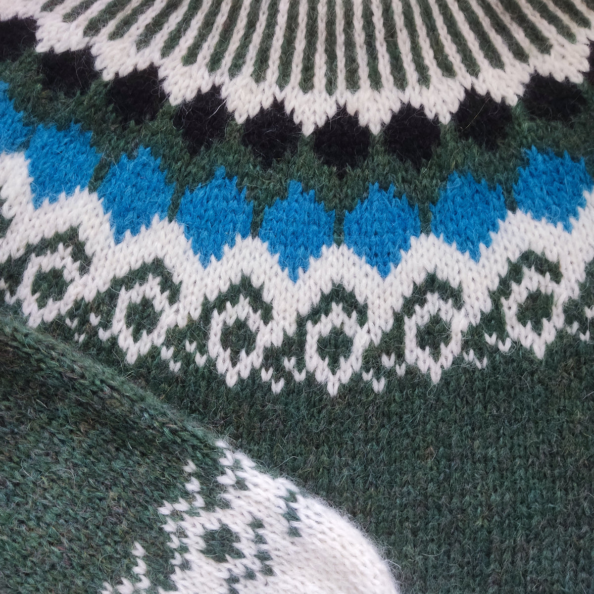 Scandinavian Fair Isle Sweater Turtleneck Hand-Knitted, Unisex Lopapeysa Alpaca Merino Wool Blend for Winter Warmth - EdelWear